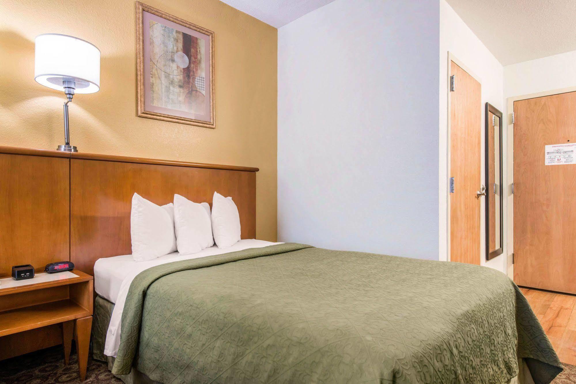 Quality Inn & Suites Near The Theme Parks Орландо Екстер'єр фото
